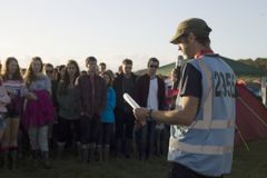 0006 Tavis serenades the volunteers 