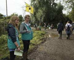 0033 Hotbox volunteers providing support and direction 