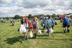 0039 Leeds Festival goers arriving 