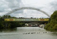 The bridge over the river thames 