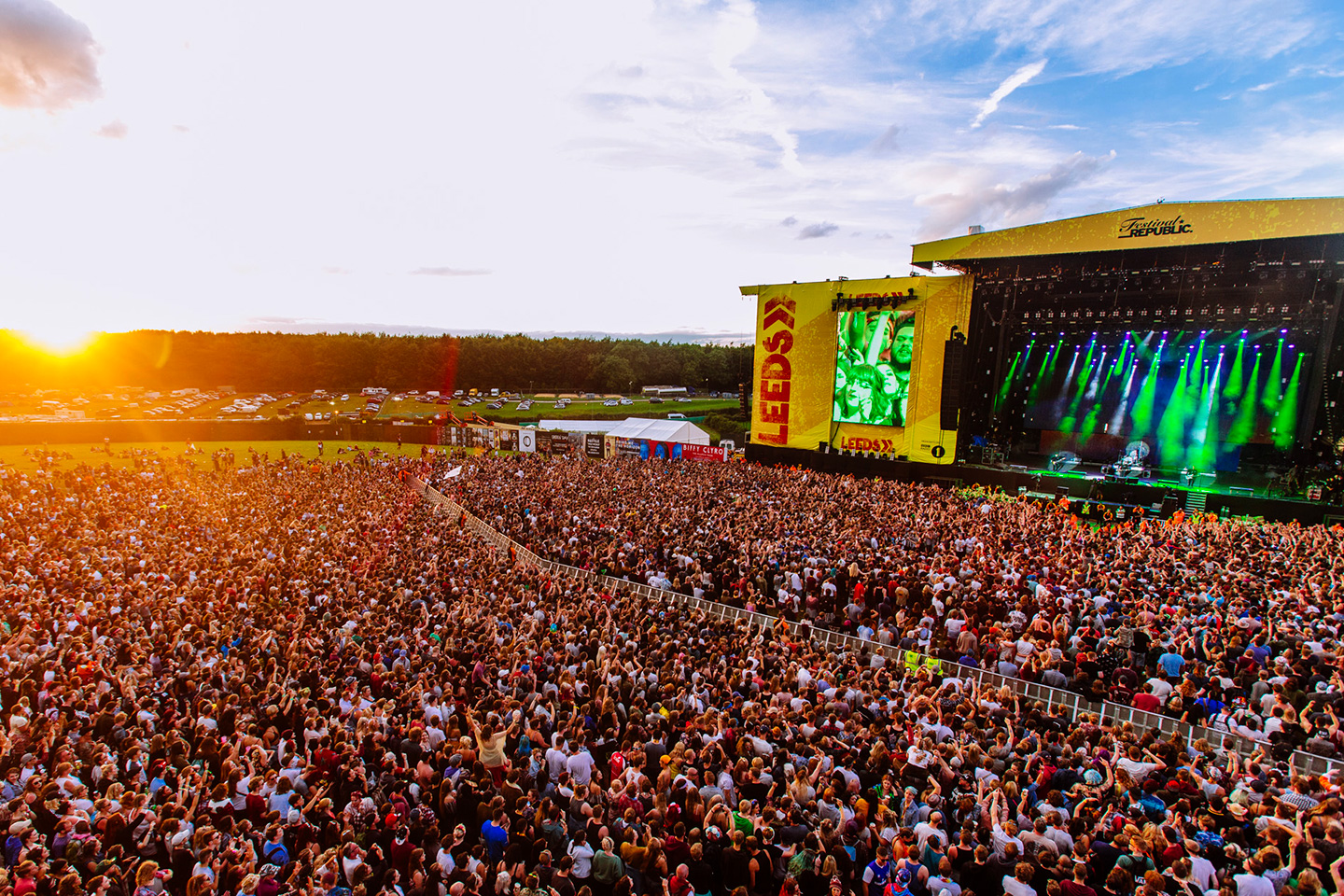 volunteer at the 2019 leeds festival with hotbox events