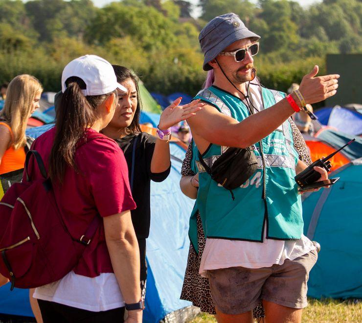 Volunteer at Reading Festival 2022 with Hotbox Events - Campsite volunteer helping festival goer - 2022-001 740PxSq72Dpi