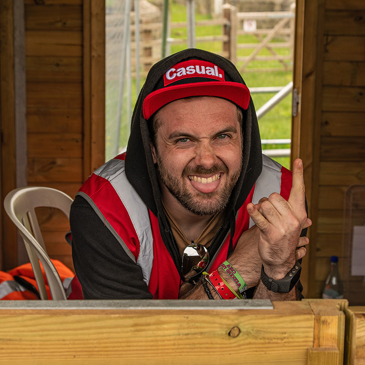 Volunteer at Download Festival 2022 with Hotbox Events - Campsite hub volunteer rock on sign of the horns - 2022-001 740PxSq72Dpi